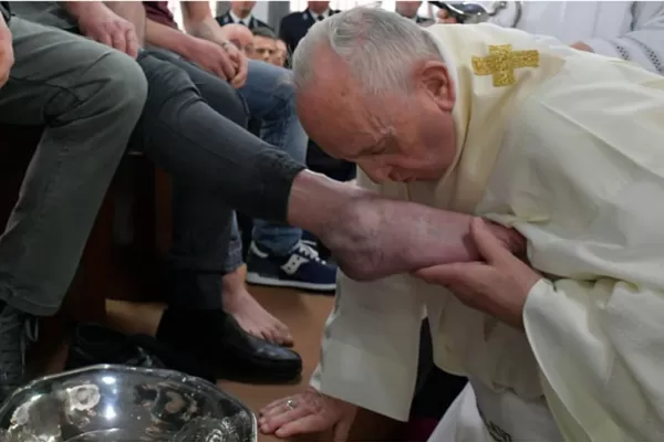 Jueves Santo: el papa Francisco lavó los pies a 12 detenidos de una cárcel romana
