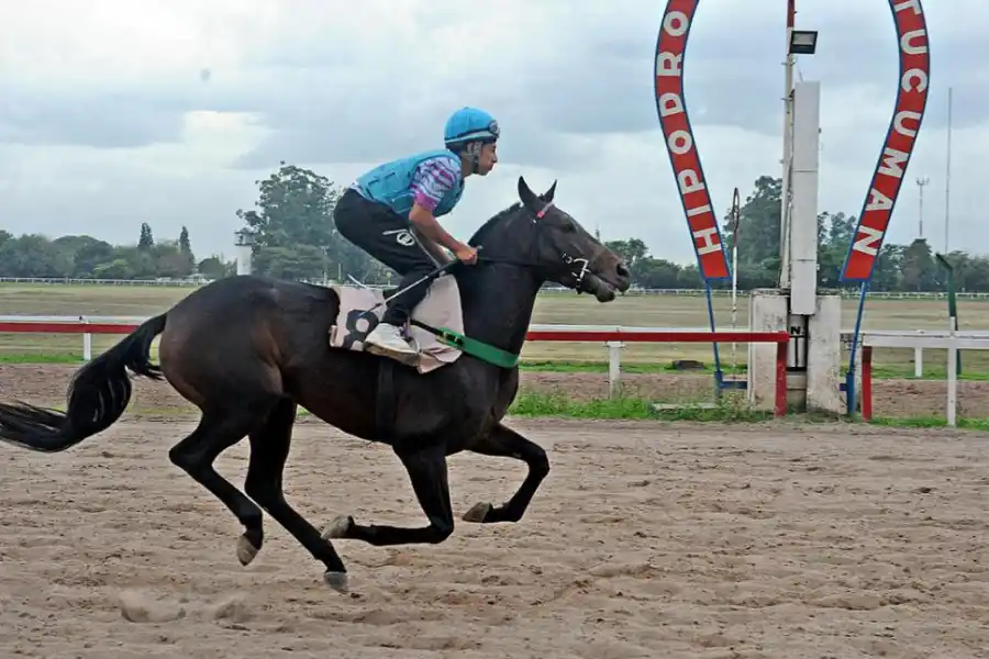 DE LOS VALLISTOS. Rojas recibió un permiso y ya compitió en más de 15 carreras. 