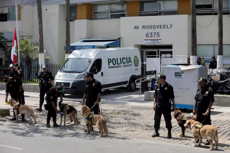 CUSTODIA. Policías con perros montaron guardia a las puertas del hospital donde fue llevado el ex mandatario peruano, luego de que se pegó un tiro.  fotos Reuters