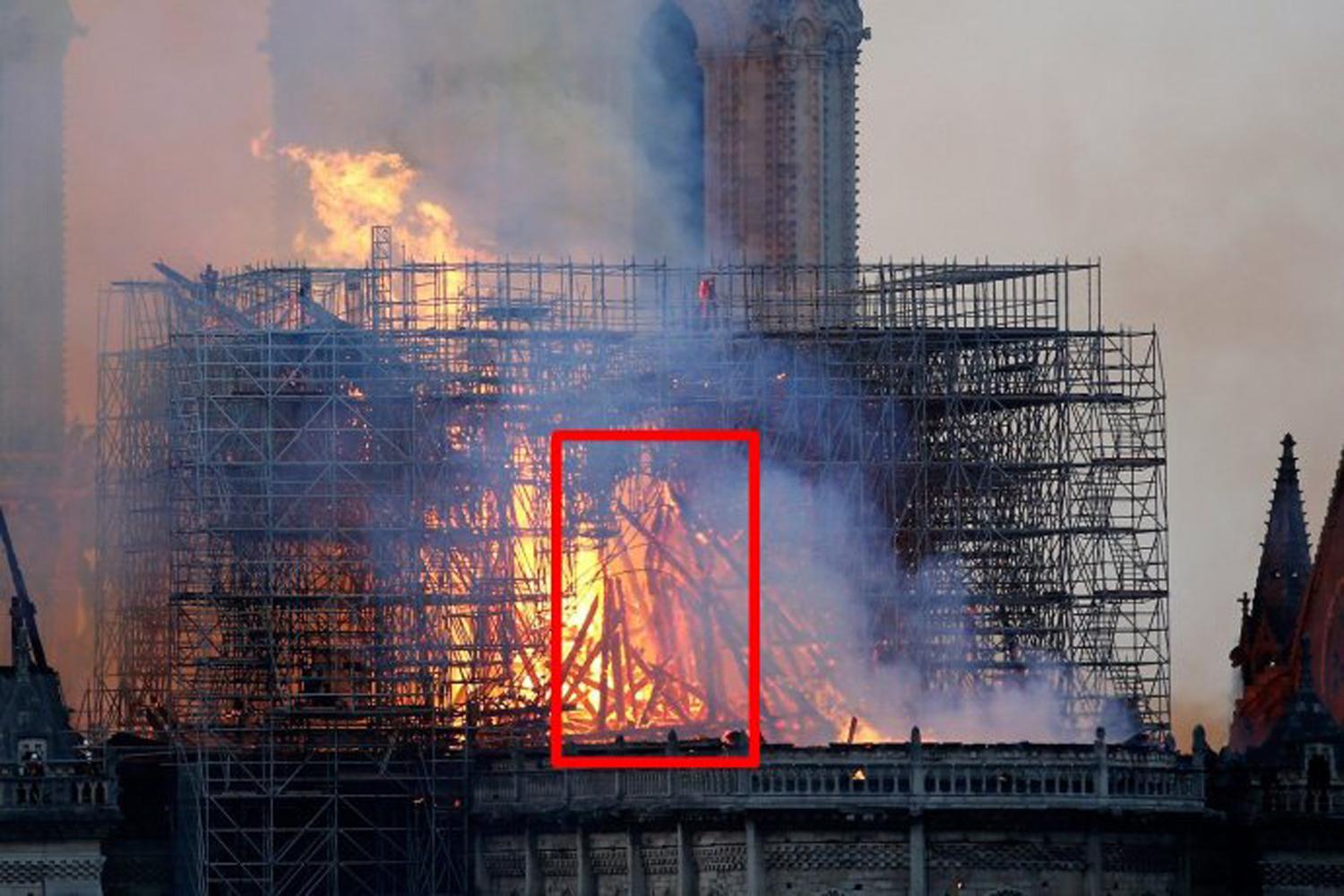 Aseguran que Cristo apareció entre las llamas de Notre Dame