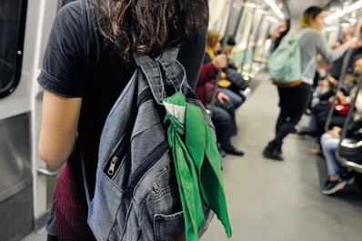 Echaron a una joven del boliche por usar el pañuelo verde