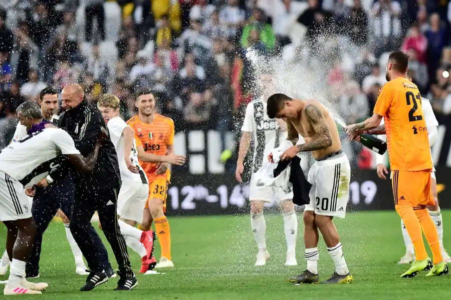 FESTEJO. Los jugadores inician el brindis del campeonato.