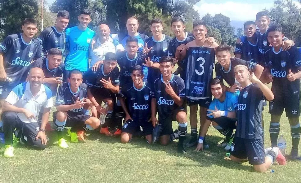 MUY FELICES. El plantel de la Quinta celebra el triunfo ante San Lorenzo, por 3 a 0, el fin de semana pasado. La clave está en el esfuerzo, según su entrenador. twitter@PUCAT15