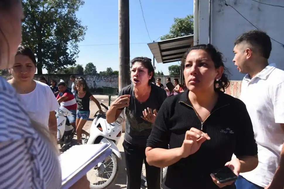 BRONCA. Natalia, hermana del joven baleado, pide que se haga justicia.