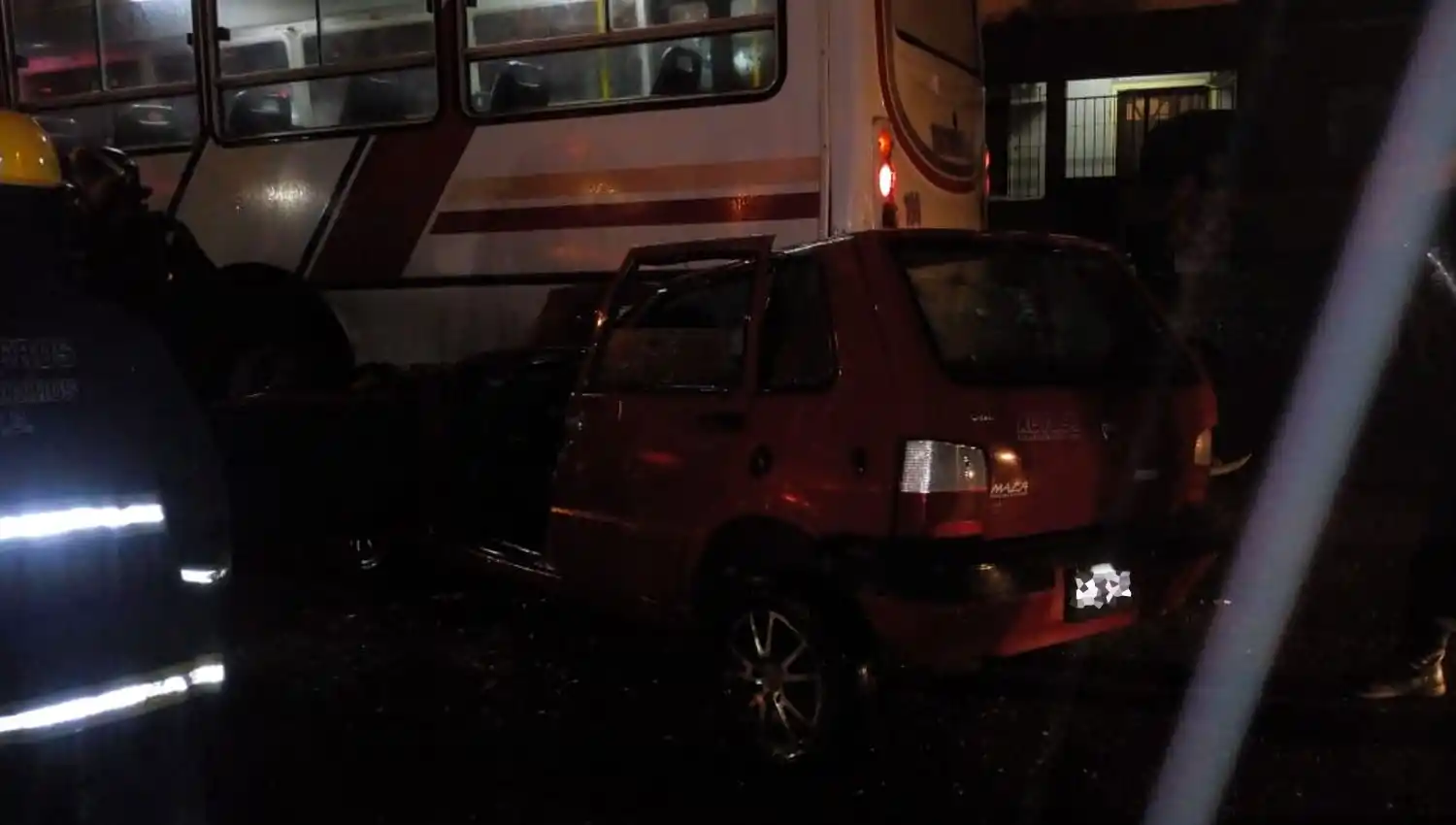 DESTRUIDO. El habitáculo del auto sufrió el impacto en la parte izquierda.