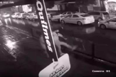 Un hombre descargó su bronca pateando los vidrios de un local en Barrio Norte