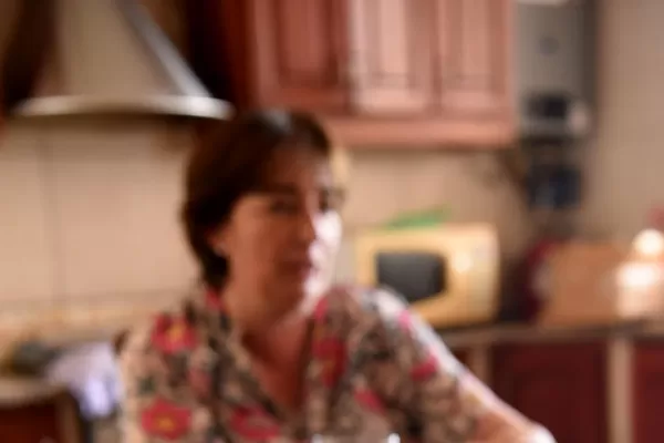 La médica que socorrió al ladrón divide aguas