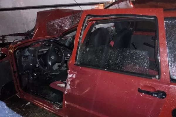 Un hombre resultó herido en el choque entre un auto y un colectivo en Los Vallistos