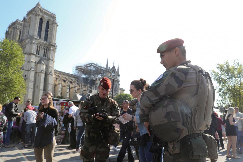 “LA DAMA”, CUSTODIADA. Militares se ubicaron fuera de Notre Dame. fotos reuters 