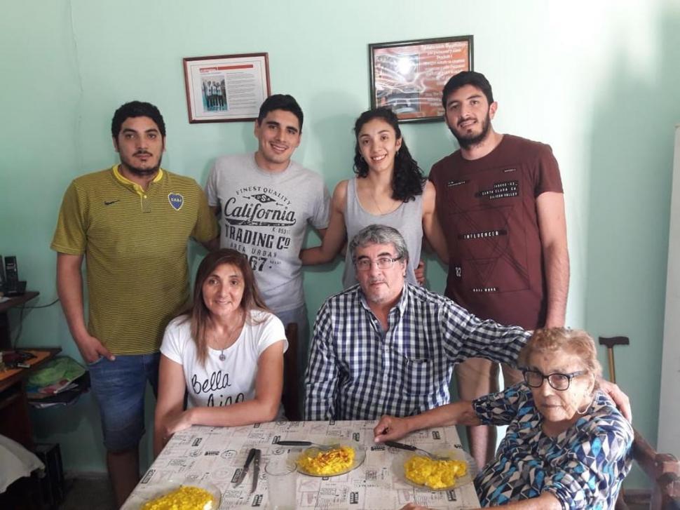 FELIZ. Corbalán junto a su mamá, la primera que la recibió.   