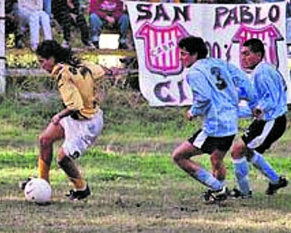 POSTALES. En la foto de arriba, Gustavo César Ibáñez en sus comienzos futbolísticos en San Pablo; en el medio, con la camiseta de San Martín, donde jugó dos ciclos; a la derecha, su regreso al “Paulistano”.   la gaceta / foto de DIEGO ARAOZ