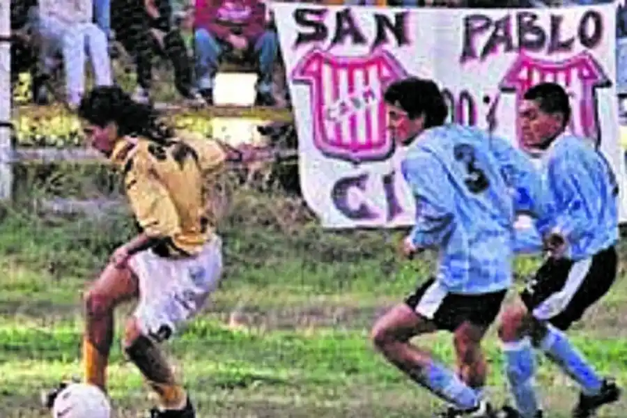 POSTALES. En la foto de arriba, Gustavo César Ibáñez en sus comienzos futbolísticos en San Pablo; en el medio, con la camiseta de San Martín, donde jugó dos ciclos; a la derecha, su regreso al “Paulistano”.   la gaceta / foto de DIEGO ARAOZ