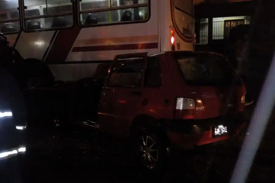 DESTRUIDO. El habitáculo del auto sufrió el impacto en la parte izquierda.
