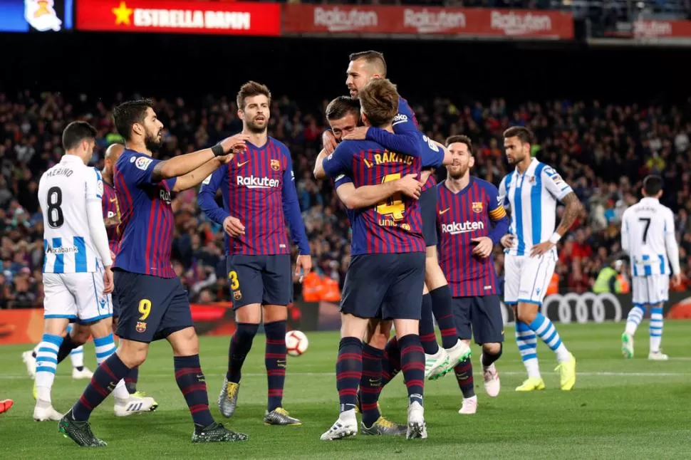 GOLPE DE GRACIA. Los jugadores de Barcelona festejan con Jordi Alba el tanto de la victoria frente a Real Sociedad. reuters 