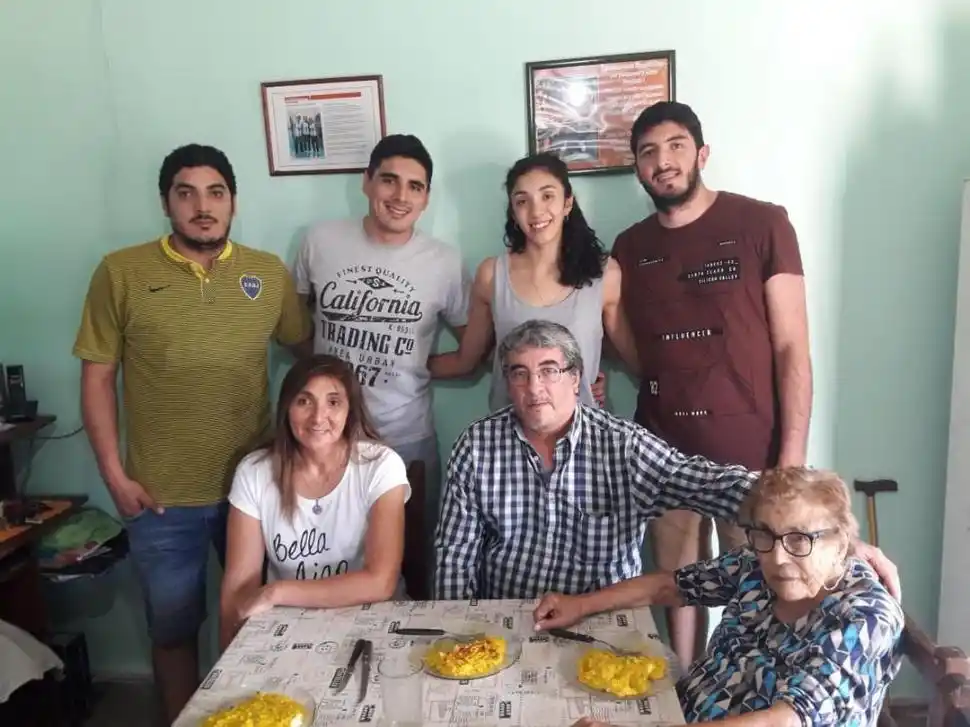 FELIZ. Corbalán junto a su mamá, la primera que la recibió.   