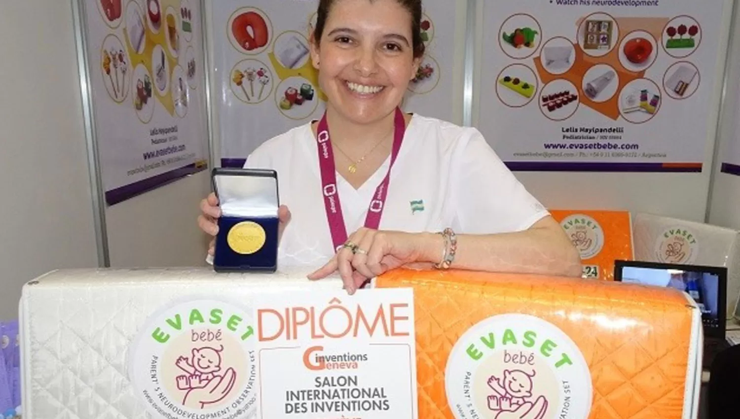 La médica pediatra neonatóloga Lelis Hayipandelli, con su premio.