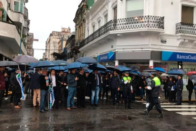 Por un despido, La Bancaria corta el tránsito en San Martín y Laprida