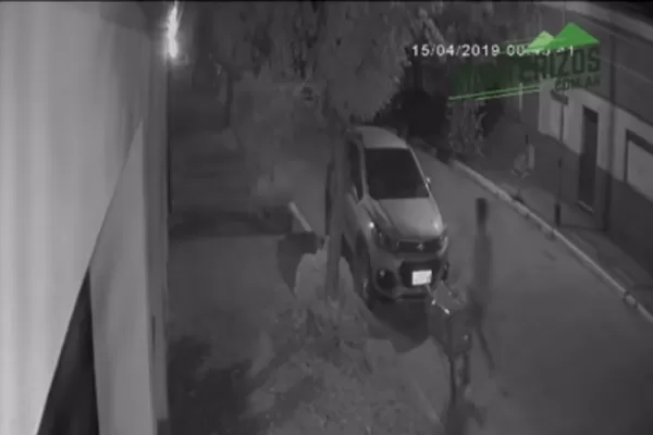Video: saltaron al techo de un auto y quedaron grabados por las cámaras de seguridad