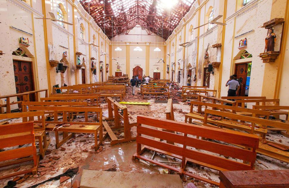 DESTRUCCIÓN. Tres de los ataques se produjeron en iglesias cristianas, donde se celebraban misas del Pascuas.  reuters 