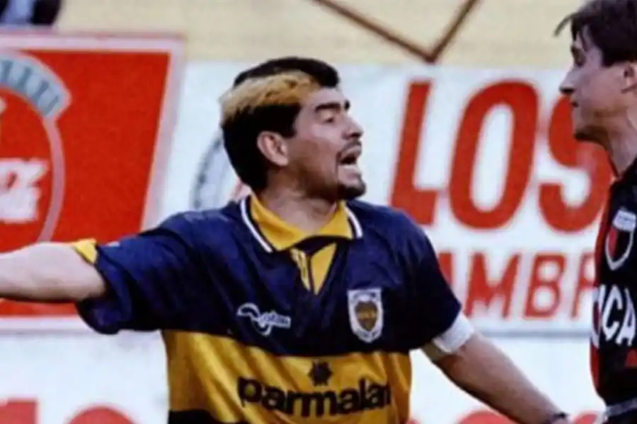 PICANTE. Maradona y Toresani discutieron todo el partido aquella tarde del 7 de octubre de 1995.