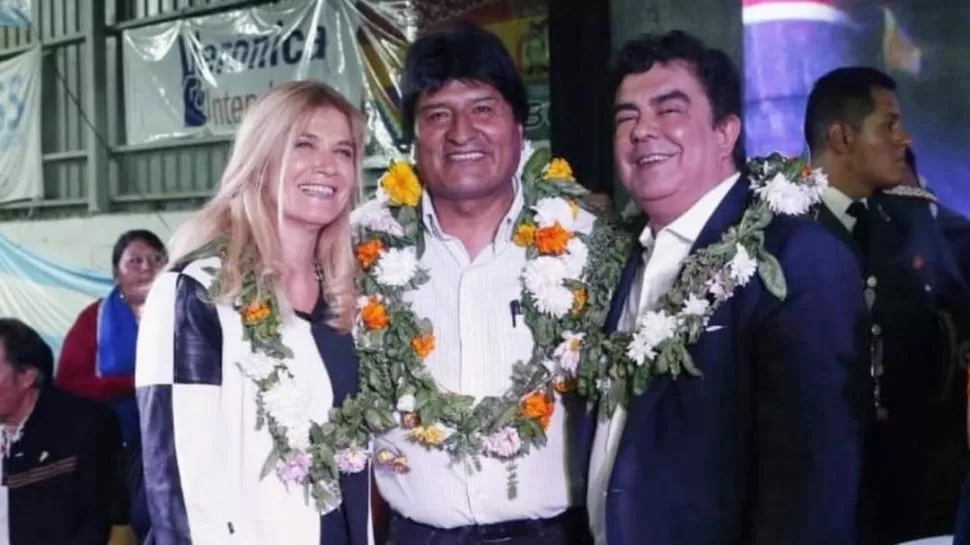 ACTO EN LOMAS DEL MIRADOR. La intendenta Magario, Evo Morales y el diputado nacional Espinoza, en la ceremonia de la comunidad boliviana. ámbito.com