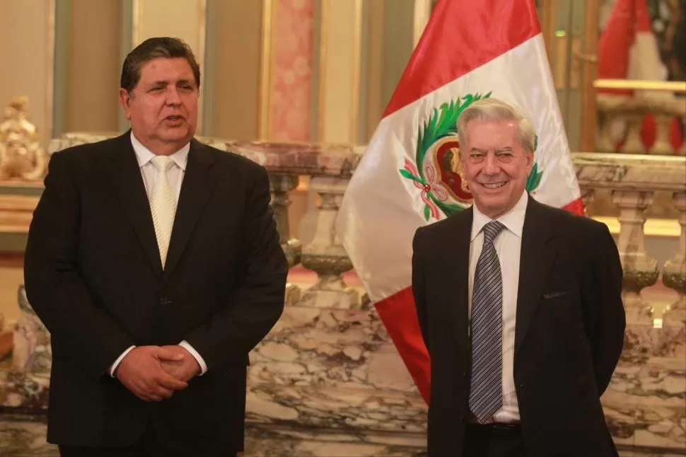 ENEMIGOS ÍNTIMOS. García y Vargas Llosa se “reconciliaron” para enfrentar a Ollanta Humala, en el 2006.  gec