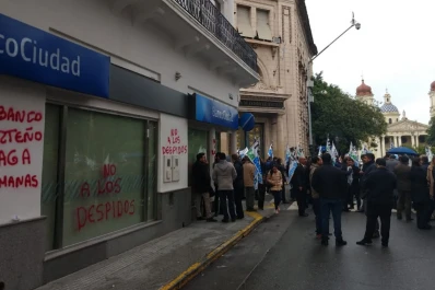 La Bancaria protesta y corta el tránsito en San Martín y Laprida