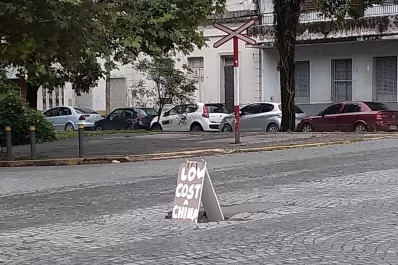 Low Cost a China: el insólito cartel en el bache de la calle San Lorenzo