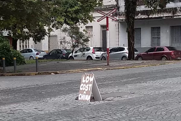 Low Cost a China: el insólito cartel en el bache de la calle San Lorenzo