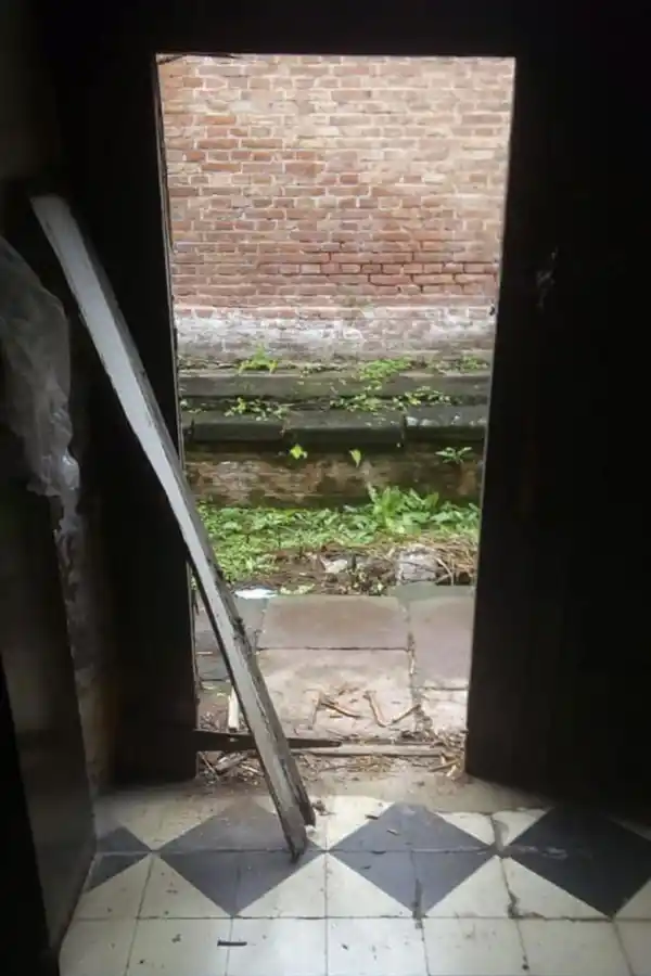 ASÍ QUEDÓ UNA DE LAS ENTRADAS AL MUSEO DE TALLERES FERROVIARIOS