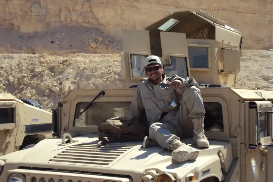 Sandro en una de sus misiones en medio oriente, con el Ejército de Estados Unidos. / Gentileza de Alberto Acuachi.