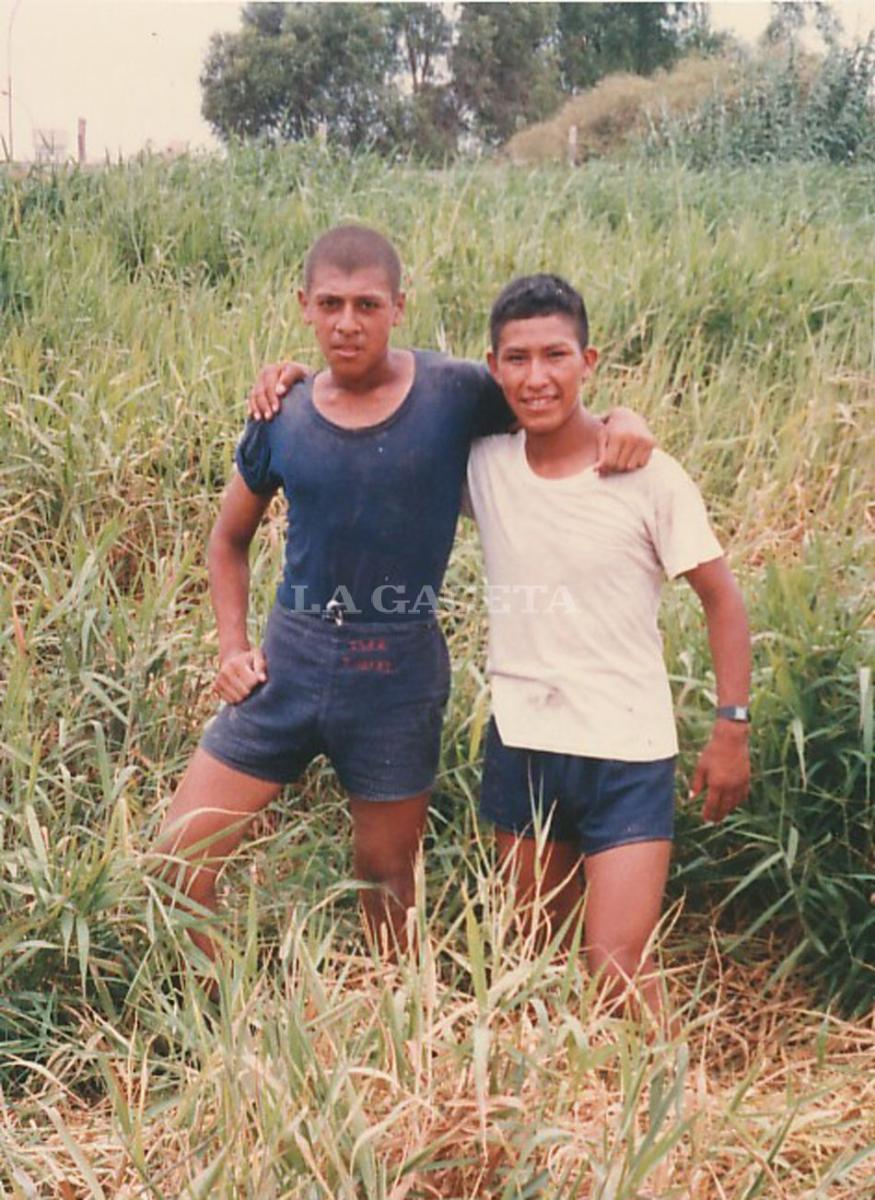 Sandro con su amigo Alberto Acuachi, en Alto Huallaga, 1988.