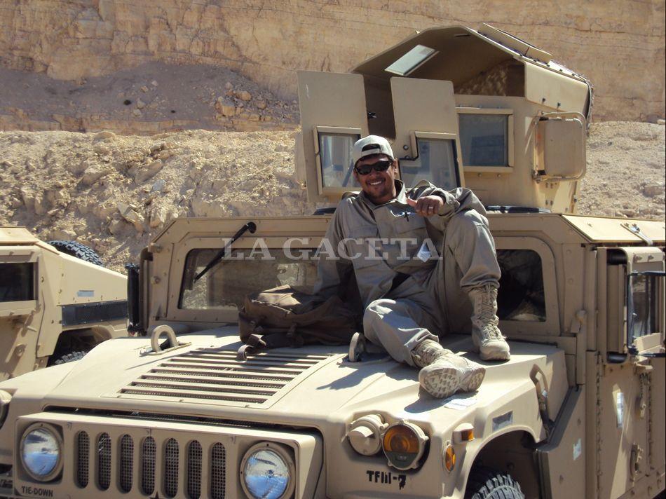 Sandro en una de sus misiones en medio oriente, con el Ejército de Estados Unidos. / Gentileza de Alberto Acuachi.