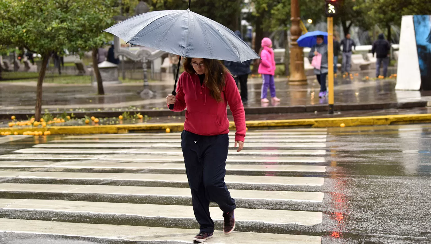 Los tucumanos tuvieron que salir con paraguas durante los últimos días. LA GACETA/FOTO DE INÉS QUINTEROS ORIO