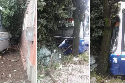 Un colectivo subió a la vereda y chocó contra una casa en Roca y Alberdi