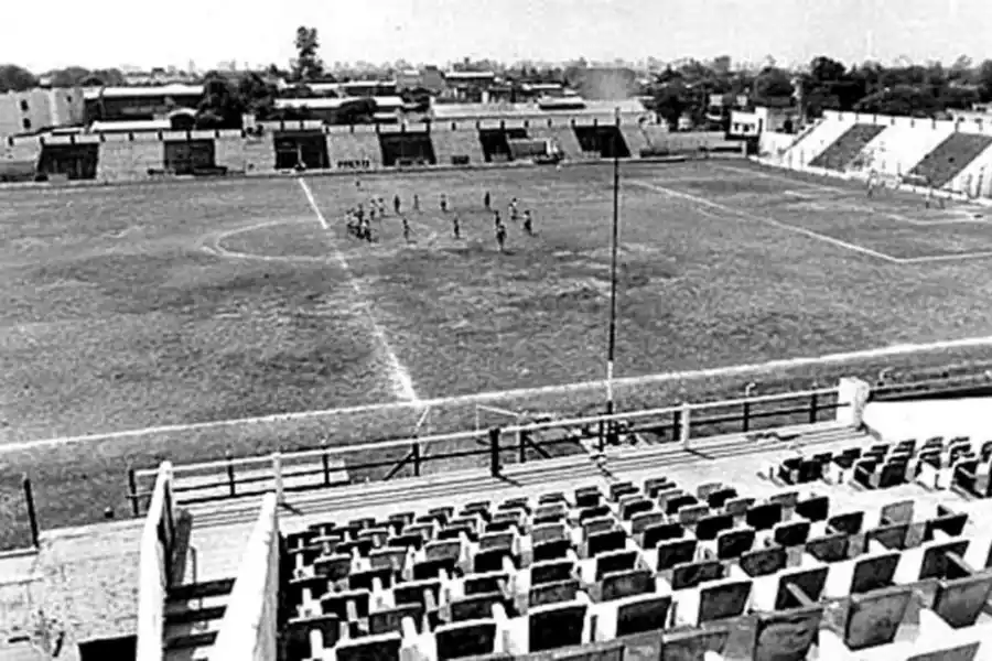 -. BARRIO EL BOSQUE. El nuevo estadio de los “cuervos” fue inaugurado más de una década después en la esquina de Juan José Paso y Santa Fe. El traslado se realizó gracias a un subsidio tramitado por Fernando Posse.- 