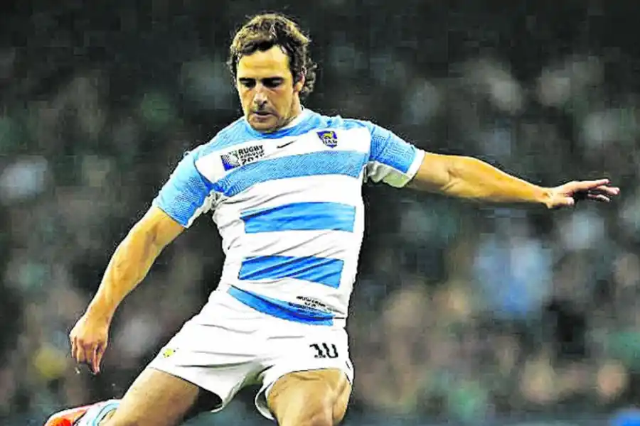 CÓMODO. Alzabé en la cancha principal está a gusto como cuando sus ex dirigidos pateaban a los palos. 