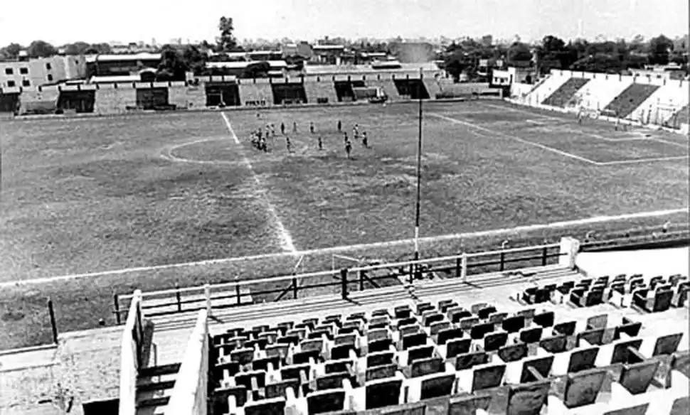 -. BARRIO EL BOSQUE. El nuevo estadio de los “cuervos” fue inaugurado más de una década después en la esquina de Juan José Paso y Santa Fe. El traslado se realizó gracias a un subsidio tramitado por Fernando Posse.- 