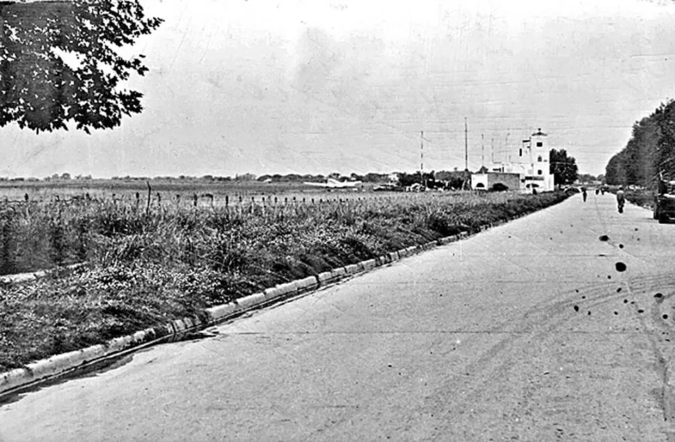 VIEJO AEROPUERTO. La imagen lo muestra hacia los años 1950, la avenida que se ve es Brígido Terán y el estadio de Central Norte estuvo más atrás de la aeroestación hasta  fines de la década de 1930. Una vista muy distinta de la actual.  