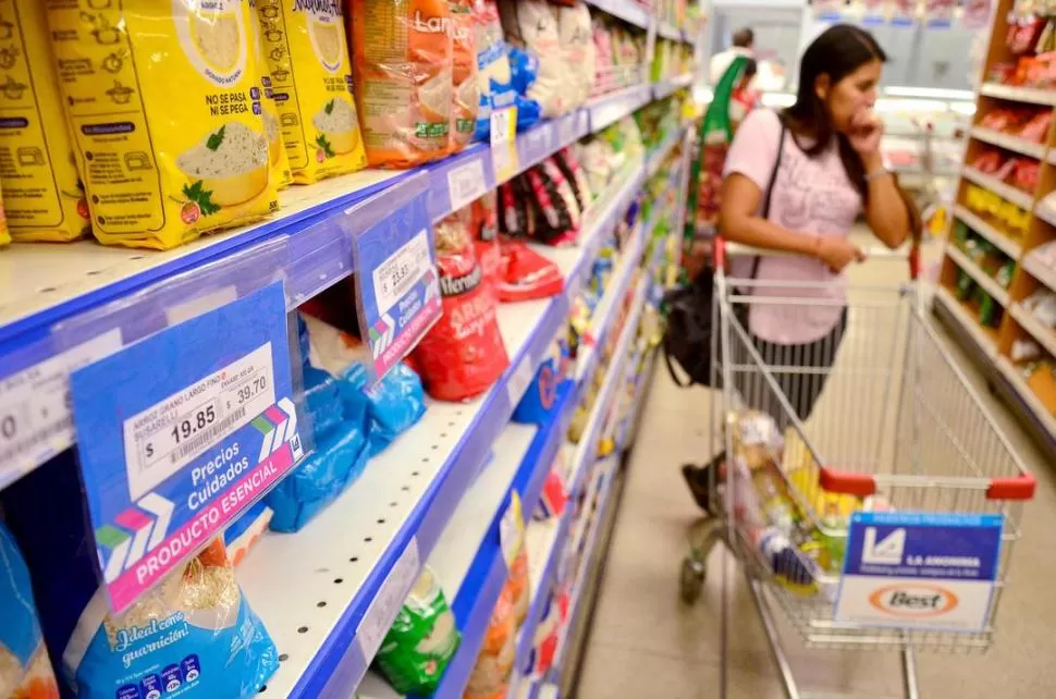 SIN FRENO. Según los consumidores, los precios seguirán subiendo, a pesar de las medidas del Gobierno. télam