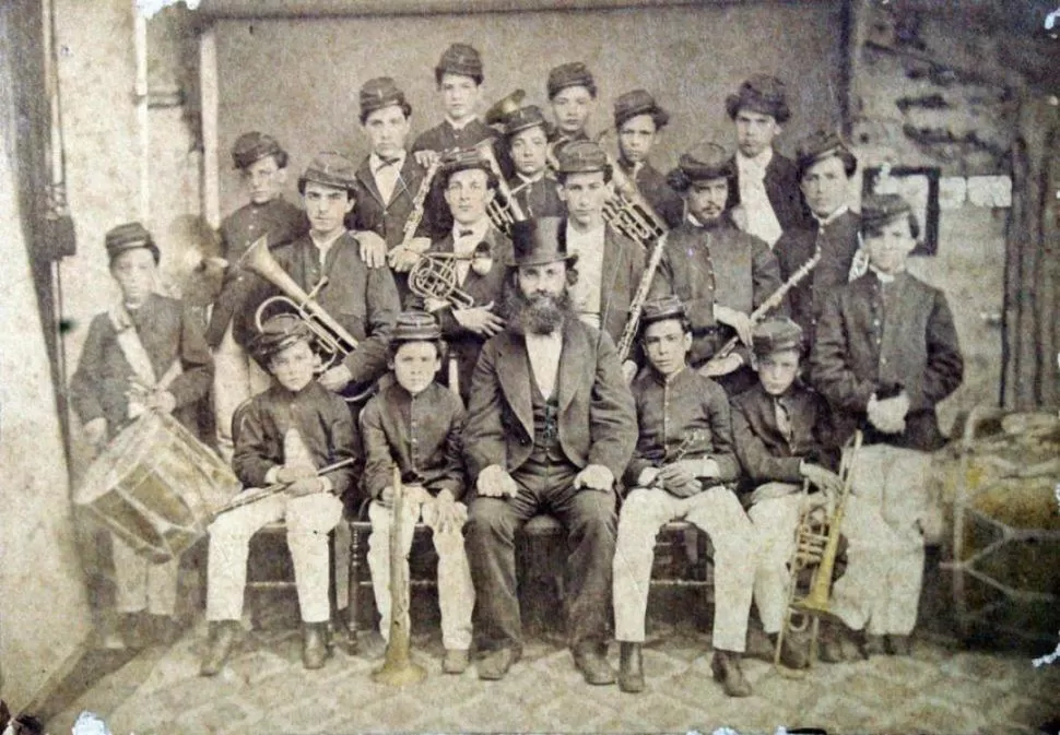 SERAFÍN BUGNI. El director de la Banda de Música del Colegio Nacional de Tucumán, rodeado por los alumnos integrantes. 
