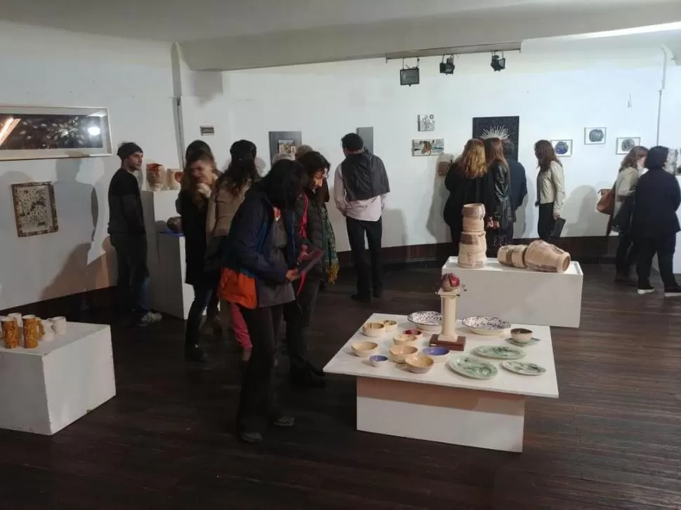 BELLEZA Y UTILIDAD. Las piezas se exhibieron en el Centro Don Bosco. PRENSA CERÁMICA TUCUMÁN.-