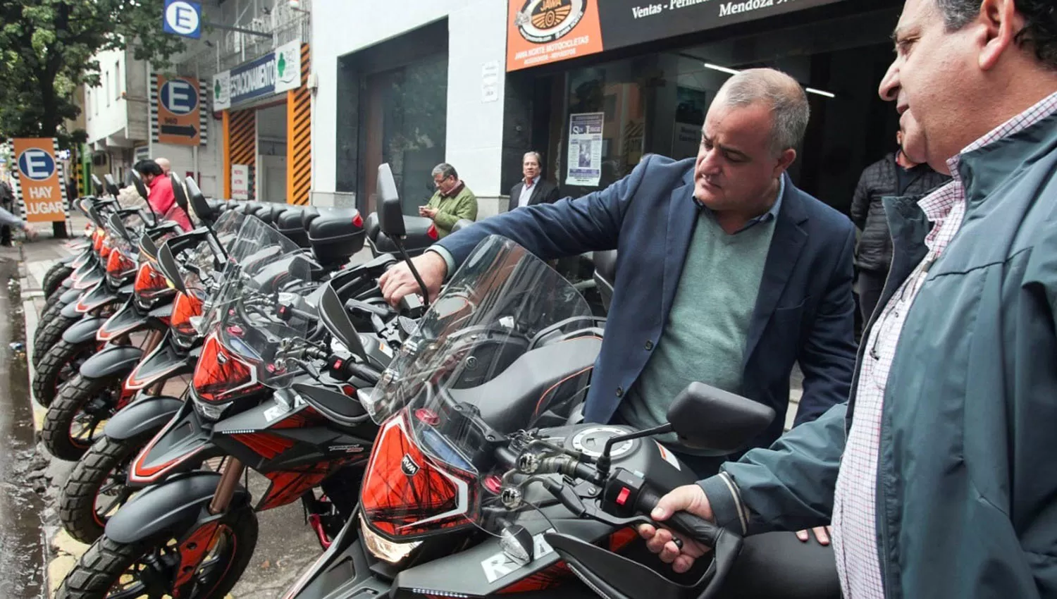 El intendente de Tafí Viejo, Javier Noguera, probando una de las motos.