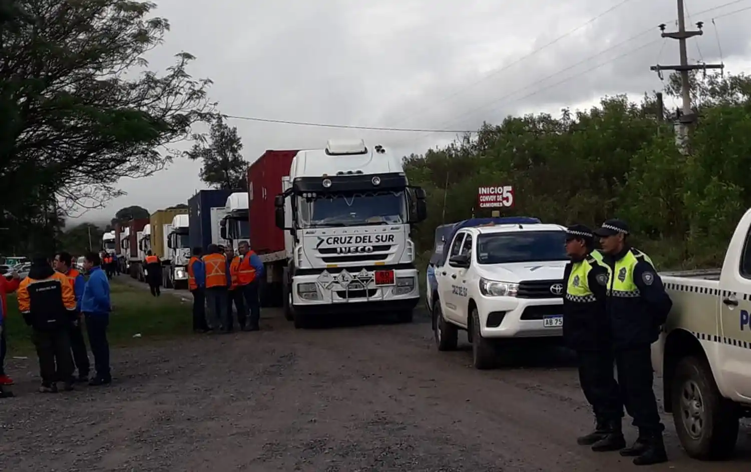 RUTA 38. Personal policial de Tucumán custodió el cargamento hasta que se autorizó el paso.