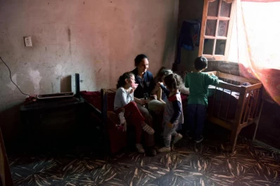 Tiene 10 hijos y vive de lo que otros tiran, pero ahora ni siquiera puede darles de comer