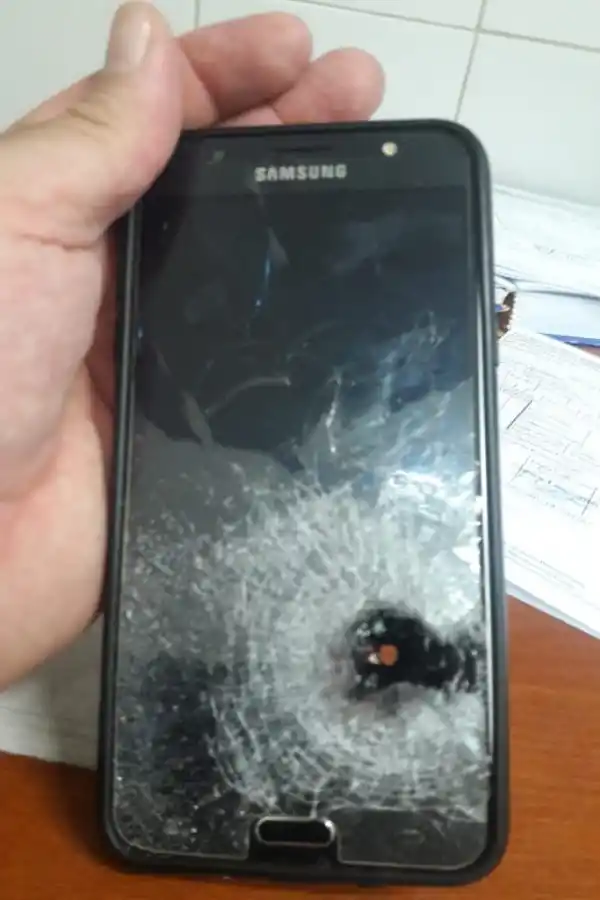 En Famaillá: resistió a un asalto, le dispararon y el celular la salvó