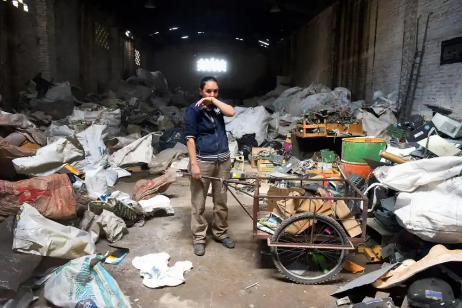 CANSANCIO. Fabiola camina 40 cuadras recogiendo material reciclable. 