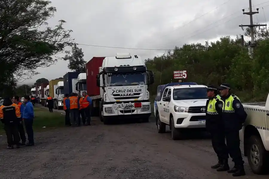 RUTA 38. Personal policial de Tucumán custodió el cargamento hasta que se autorizó el paso.