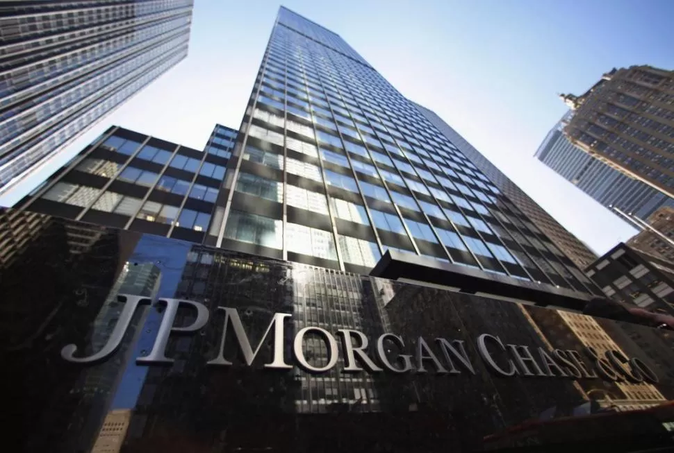 BAJÓ. JP Morgan elabora el índice de riesgo país, que hoy bajó 352 puntos. REUTERS (archivo)