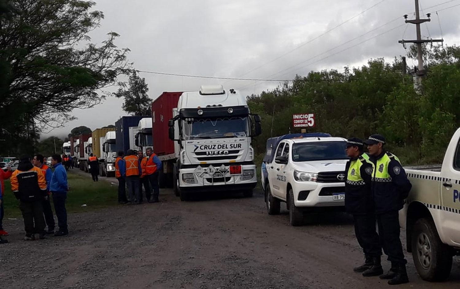 RUTA 38. Personal policial de Tucumán custodió el cargamento hasta que se autorizó el paso.
